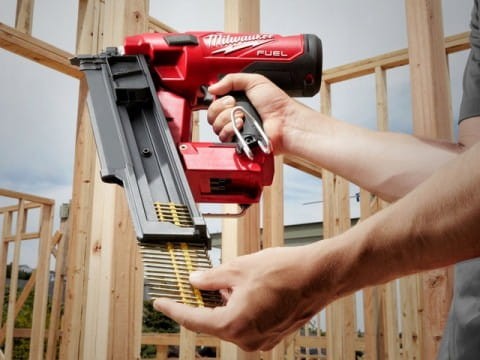Gwoździarka akumulatorowa MILWAUKEE M18 FFN FUEL ZESTAW