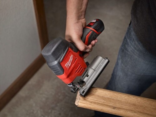 wyrzynarka-milwaukee-M12-JS-WALIZKA-AKUMULATOROWA-Glebokosc-ciecia-w-drewnie-40-mm.jpg